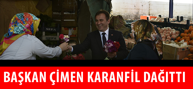 BAŞKAN ÇİMEN KARANFİL DAĞITTI