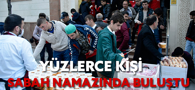 YÜZLERCE KİŞİ SABAH NAMAZINDA BULUŞTU