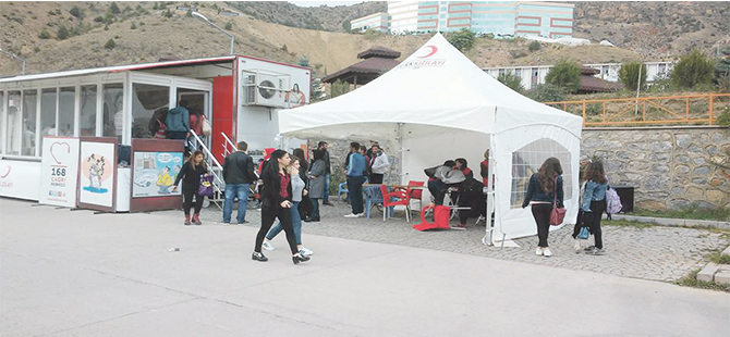 Üniversite Öğrencilerinden Kan Bağışı