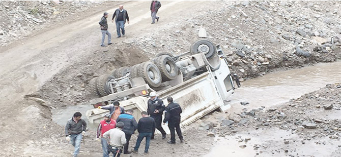 Hafriyat kamyonu Harşit çayında devrildi