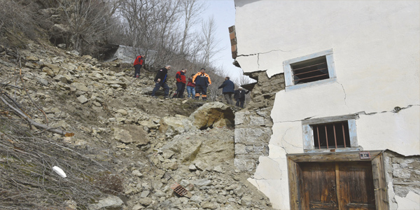 KAYALAR EVİN ÜZERİNE YUVARLANDI