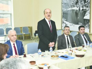 REKTÖR ZEYBEK GAZETECİLERLE BULUŞTU