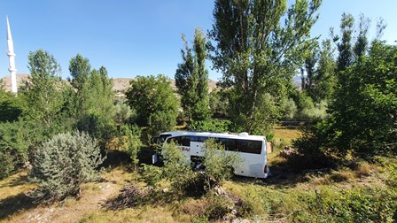 YOLCU OTOBÜSÜ KAZA YAPTI: 1 ÖLÜ, 24 YARALI