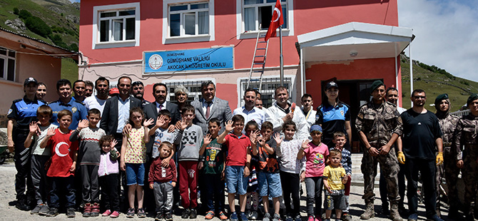 GÜMÜŞHANE’DEKİ EN UZAK KÖY OKULUNUN TAMİRATINI POLİSLER YAPTI