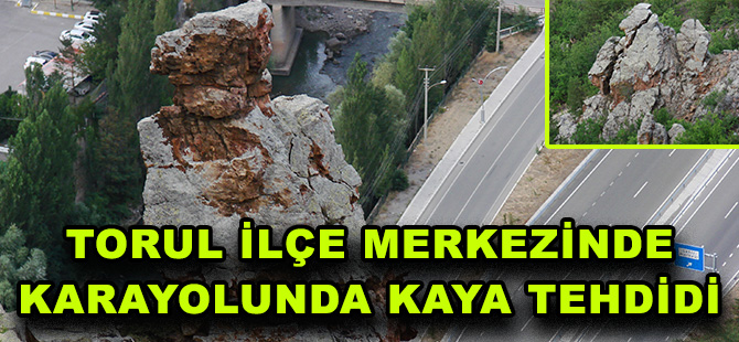 TORUL İLÇE MERKEZİNDE KARAYOLUNDA KAYA TEHDİDİ