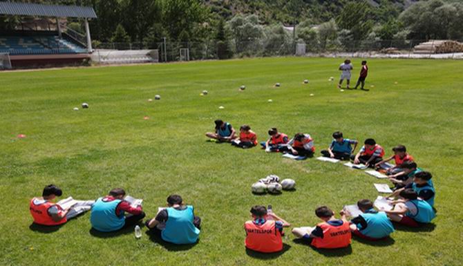 ÖNCE KİTAP OKUYORLAR, SONRA FUTBOL OYNUYORLAR