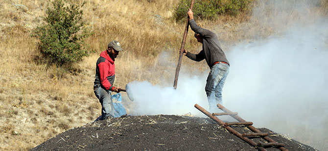 EKMEKLERİNİ ATEŞ VE KÜLDEN ÇIKARIYORLAR