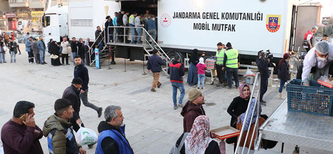 KAHRAMANMARAŞ'TA JANDARMA, GÜNLÜK 7 BİN DEPREMZEDEYE YEMEK ÇIKARIYOR Kahramanmaraş'ta büyük yıkıma neden olan 2 büyük depremin ardından bölgeye gelen Jandarma Genel Komutanlığı mobil mutfak aracı, günlük 11 bin ekm