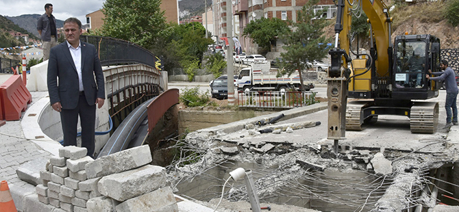 GÜMÜŞHANE’DE RİSKLİ KÖPRÜNÜN YIKIMI BAŞLADI