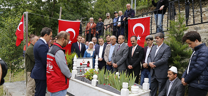 ŞEHİT ÖĞRETMEN NECMETTİN YILMAZ ŞEHADETİNİN 6. YILINDA KABRİ BAŞINDA ANILDI