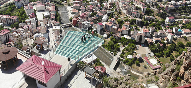 TORUL CAM SEYİR TERASI MANZARASI VE NEFES KESEN 240 METRELİK YÜKSEKLİĞİYLE ZİYARETÇİLERİNİ BEKLİYOR