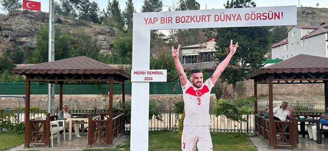 MERİH DEMİRAL’IN BOZKURT İŞARETİ ARZULARKABAKÖY ALPARSLAN TÜRKEŞ PARKI'NDA