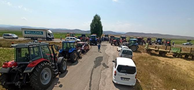 ÇİFTÇİLER TRAKTÖRLERLE YOL KAPATIP EYLEM YAPTI