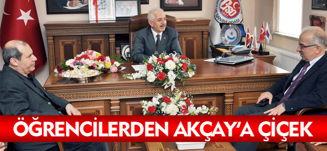 ÖĞRENCİLERDEN AKÇAY'A ÇİÇEK