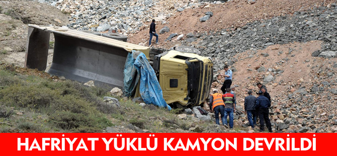 HAFRİYAT YÜKLÜ KAMYON DEVRİLDİ