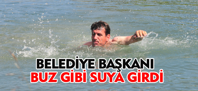 BELEDİYE BAŞKANI BUZ GİBİ SUYA GİRDİ