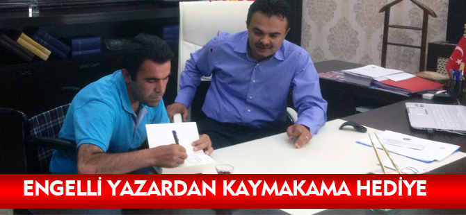 YAZAR COŞKUN KORKMAZ KAYMAKAM GAZEL’E KİTAP HEDİYE ETTİ