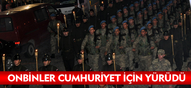 GÜMÜŞHANE'DE ONBİNLERCE KİŞİ CUMHURİYET İÇİN YÜRÜDÜ