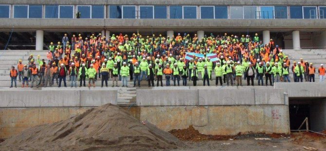 AKYAZI STADYUMU'NUN TRİBÜNLERİNE İLK OTURANLAR ÇALIŞANLAR OLDU