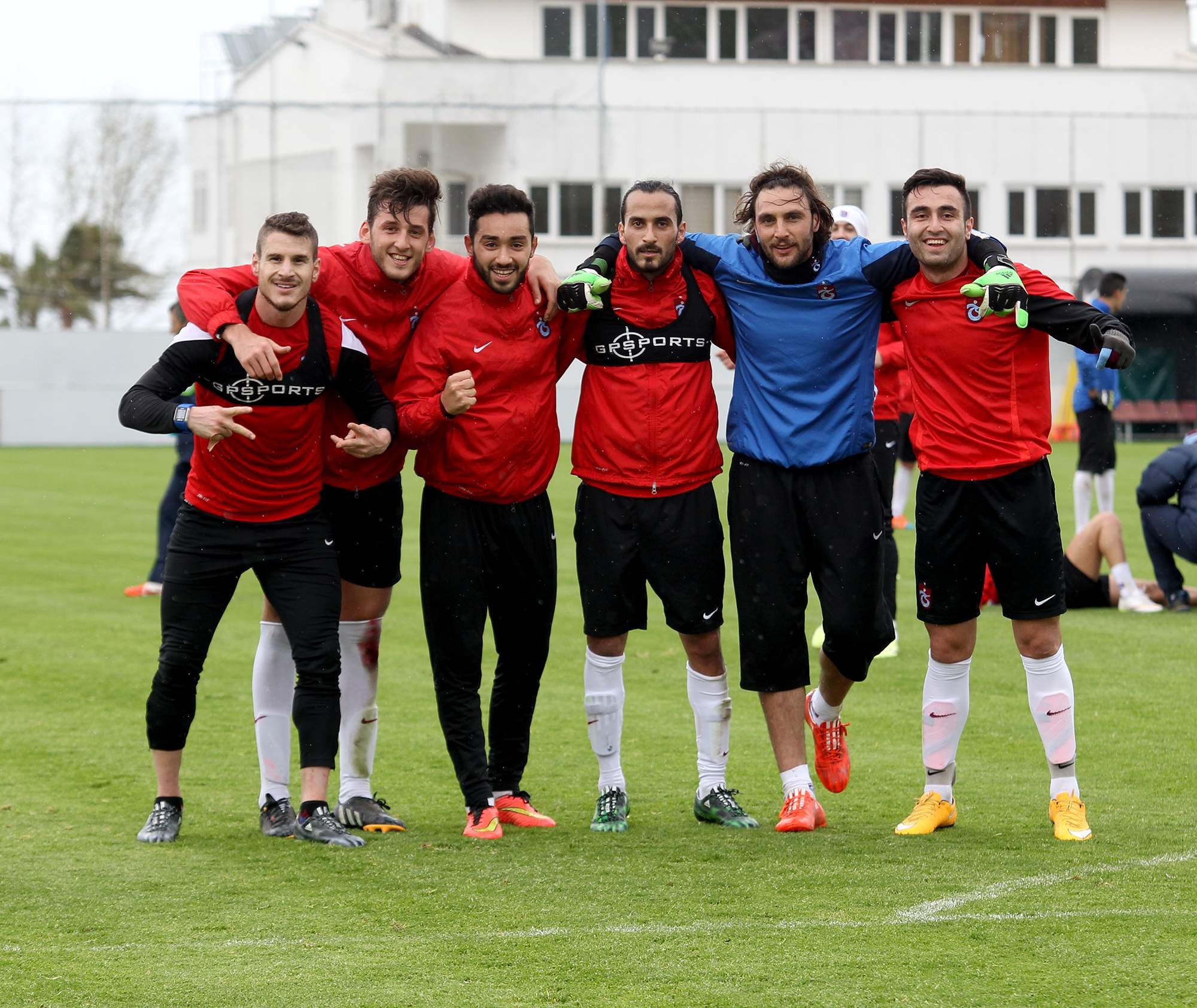 ERSUN YANAL, FUTBOLCU AVINA ÇIKTI