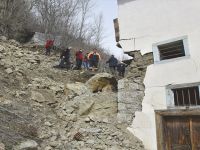 KAYALAR EVİN ÜZERİNE YUVARLANDI