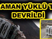 GÜMÜŞHANE'DE SAMAN YÜKLÜ TIR DEVRİLDİ