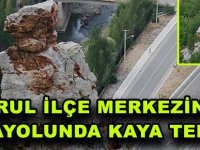 TORUL İLÇE MERKEZİNDE KARAYOLUNDA KAYA TEHDİDİ