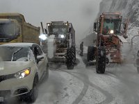 ZİGANA GEÇİDİ KARA TESLİM OLDU, ARAÇLAR YOLDA KALDI